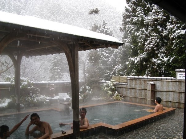 Enjoying onsen while it is snowing!!